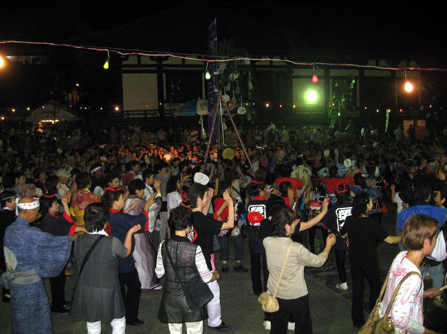 東大寺二月堂では万灯明 万灯籠をともし, 観音様への法要をお勤めしています, この日二月堂下の広場では 盆踊りが奉納されました, 東大寺二月堂,📍〒630-8211 奈良県奈良市雑司町406-1, date : 2025.9, movie & edit : @uko.style , いいねコメントフォロー保存再投稿, いただけますと励みになります,