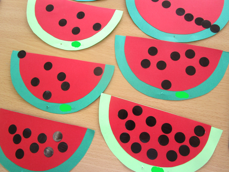 Amazon.co.jp: 壁面飾り スイカ 製作キット 笹飾り 画用紙 8枚 七夕飾り 夏 : おもちゃ