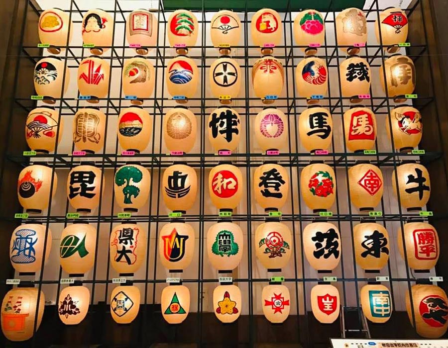 2025年 秋田竿燈まつり 完全ガイド！ 夏の夜空に揺らめく竿燈まつりの楽しみ方るるぶ&more