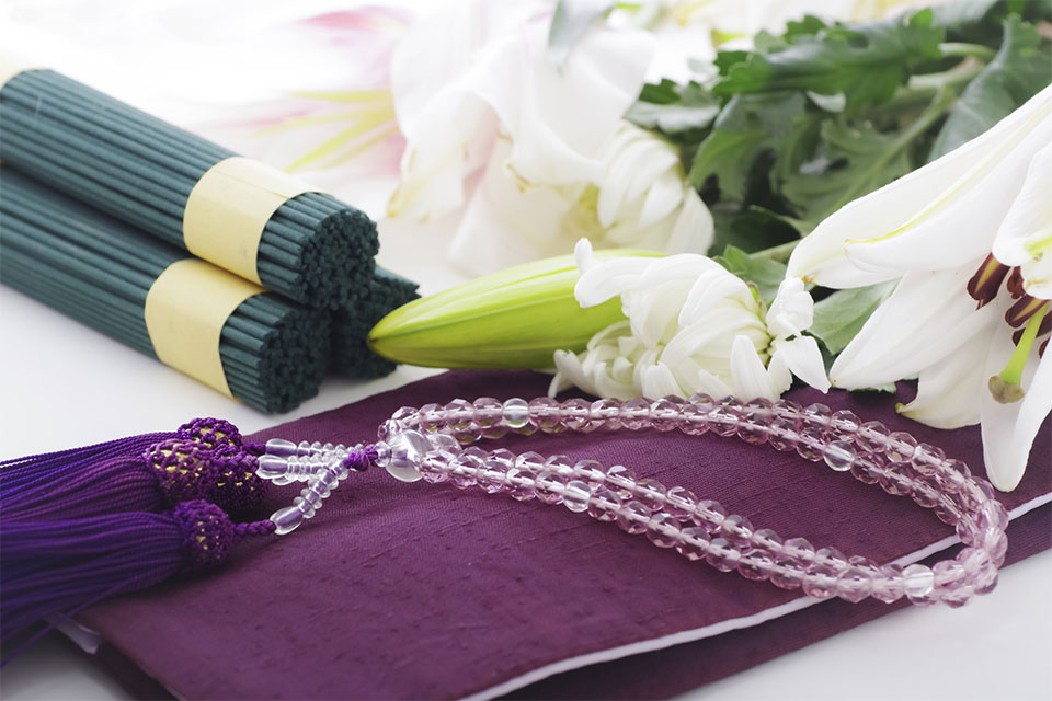 法事の服装は何を着る？七回忌は喪服？法要・男女別のマナーを解説はじめてのお葬式ガイド