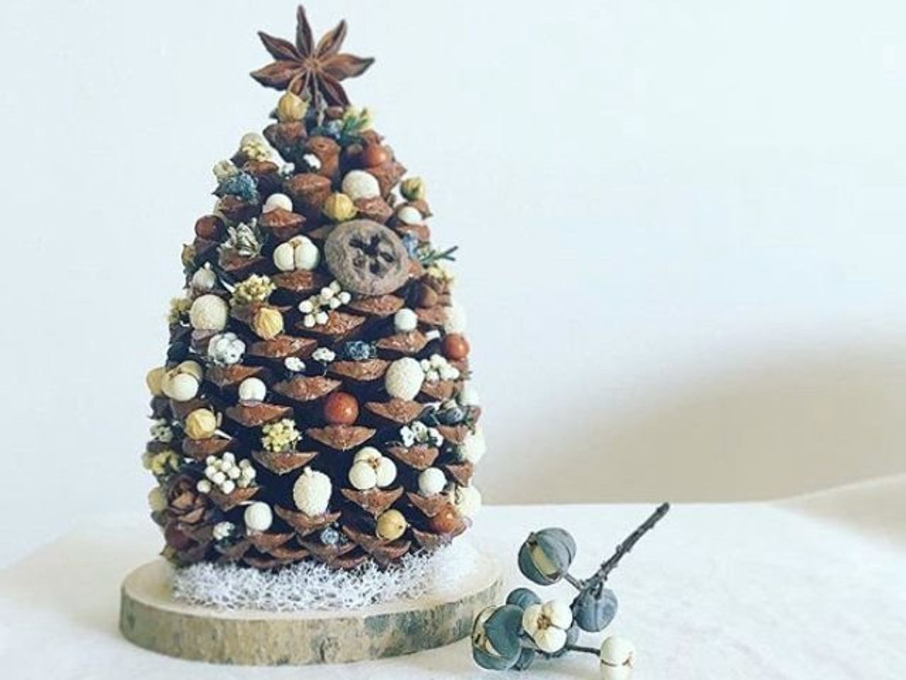 100均材料で「松ぼっくりツリー」を作りました！ クリスマスのハンドメイド・作り方紹介！LEE