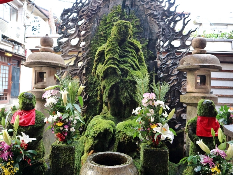 大阪 苔むした水掛不動さんに会いに。ミナミの繁華街の路地にたたずむ法善寺 御朱印- 元・ふわふわ北京日和