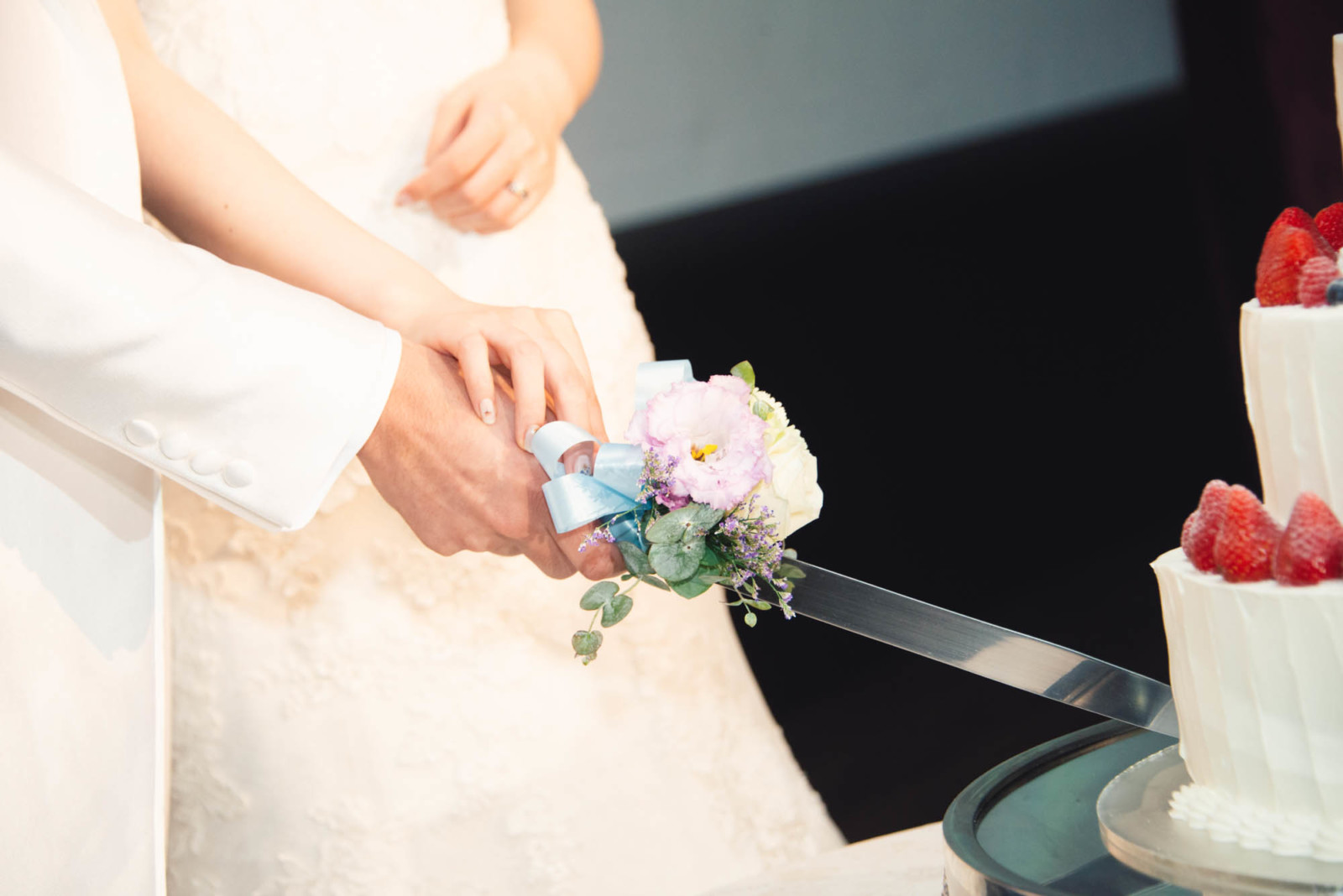 フラワーケーキ・ナイフ装花」のアイデア 9 件フラワーケーキ, ウェディングケーキ, ウェディング