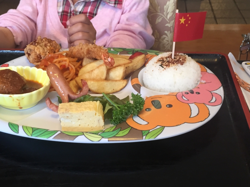 誕生日のごはん🍽🎉 おこさまランチ風にしました ご飯つくりながら ピックもつくってた😂雑 国旗柄の方が可愛かったなぁ〜5歳誕生日誕生日ごはんおこさまランチお子様ランチオムライスハンバーグナポリタンエビフライキッズプレートおうちごはん