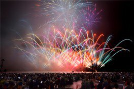 第29回根尾川花火の開催について🎆』 来る8月10日 土 午後7時30分から8時10分まで、薮川橋上流の根尾川河畔にて根尾川花火大会が開催されます！今年度は大野町合併70周年、本巣市制20周年という記念すべき節目の年となります！大野町、本巣市の今後ますますの発展と