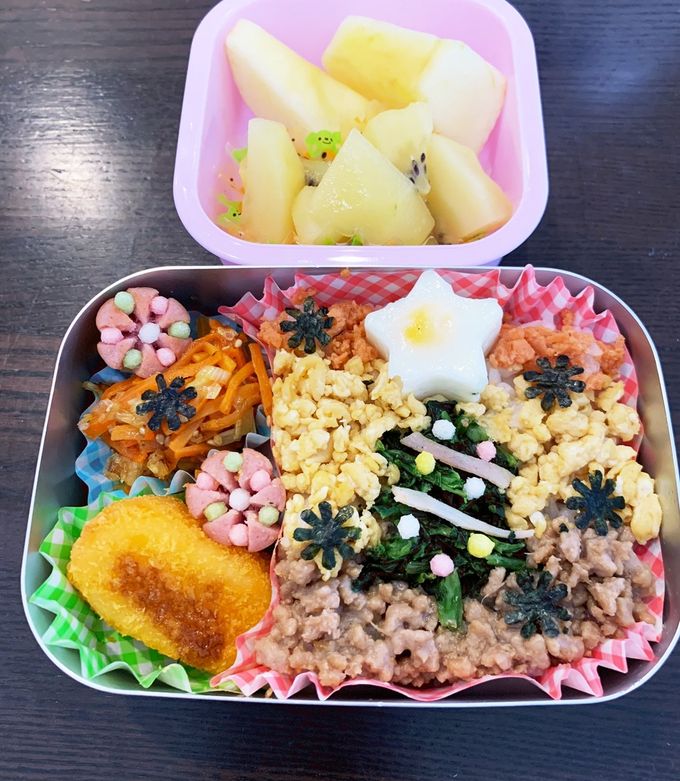 クリスマスのかわいいお弁当！ サンタさんと雪だるまの楽しいおかず