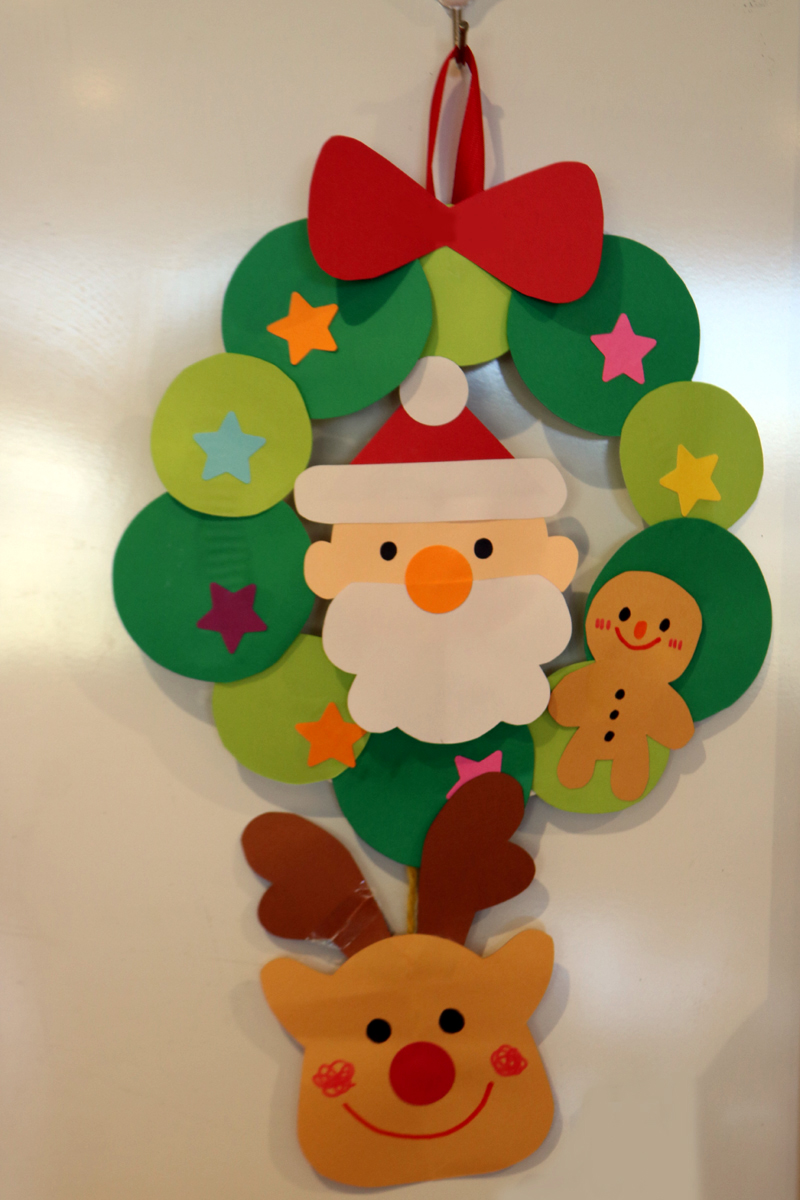 クリスマスリースクリスマス製作 新聞紙1枚をねじってリース型にし、そこに切り込みをいれた画用紙の端にのりをつけ、巻き巻きして緑のリースに✨✨🎄あとは、自由に飾りを作って飾り付け✨ 今回は、年長の製作で考えたので、全て飾りは画用紙で自由製作としましたが