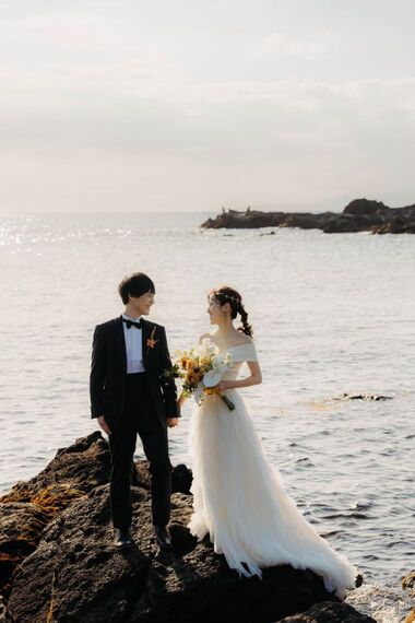 20代の結婚式の服装は？NGマナーやお呼ばれドレスおすすめ113着を一挙紹介！ - IKINAイキナ