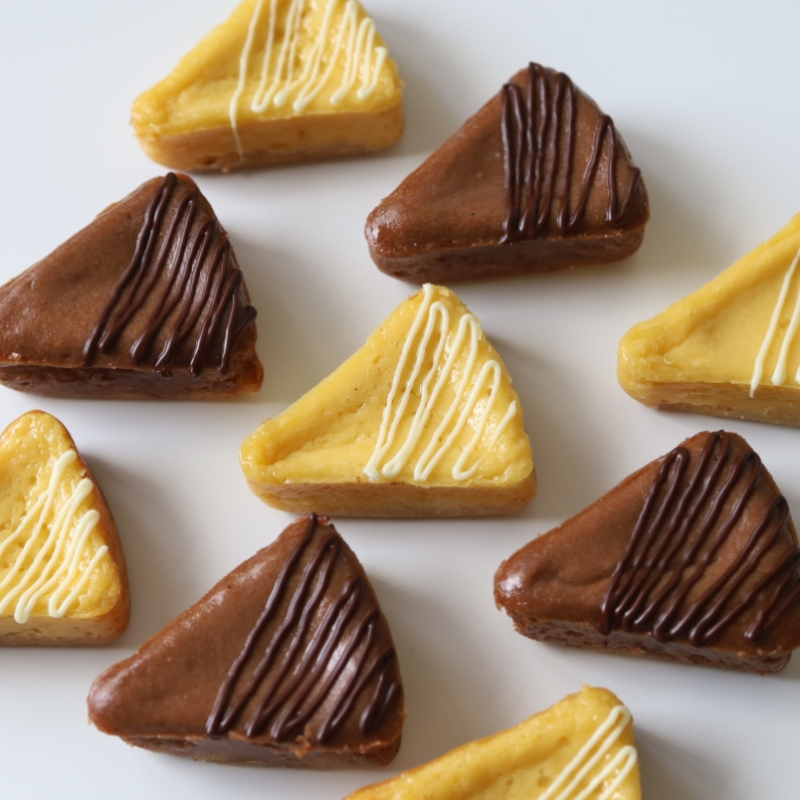 ウケ狙いで作ったら バレンタインに作りたいってお声が多かった ムキムキbear💪🏻🐻 焼く前の形成段階の画像もあるのでぜひ参考にしてね~ 3枚目クッキー クッキー作り ムキムキクッキ