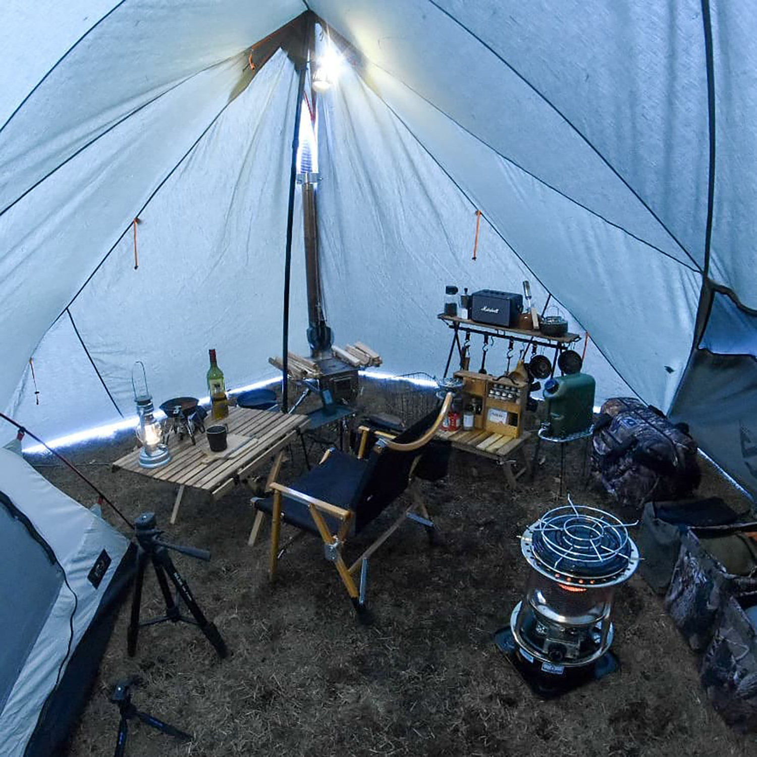 キャンプサイトをほのかに照らすスリングライトを取り入れよう！吊るして使うLEDライトは暗い夜のテントの目印にもおすすめ