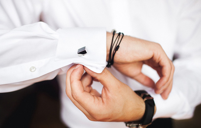 知らないと恥ずかしい 結婚式でのカフスボタンマナー！新郎新婦に祝福の意を込めて男のお洒落小物