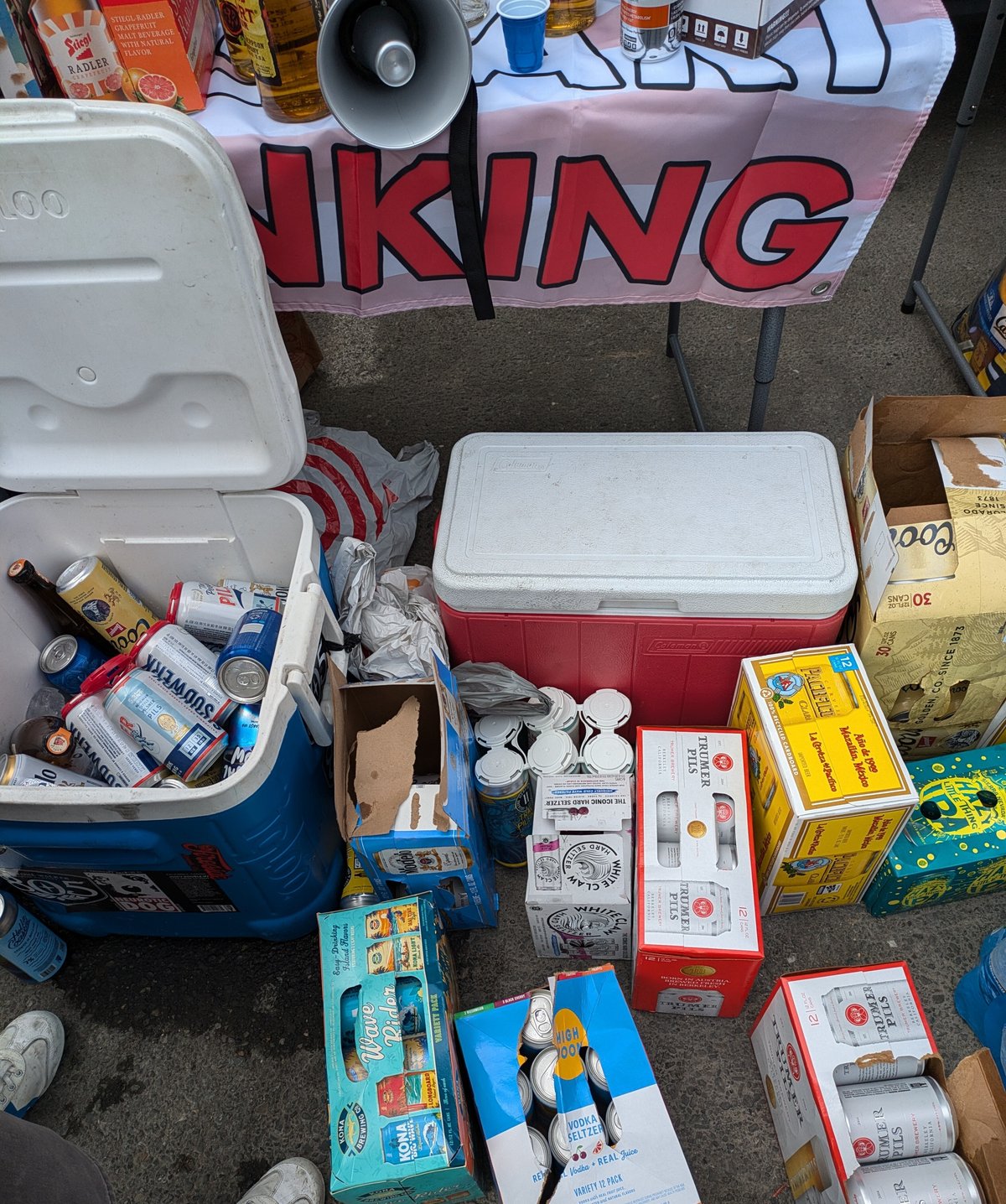 共連れ: 男グリル ソーセージとテールゲート パーティーの他食品の写真素材・画像素材 Image 63290010