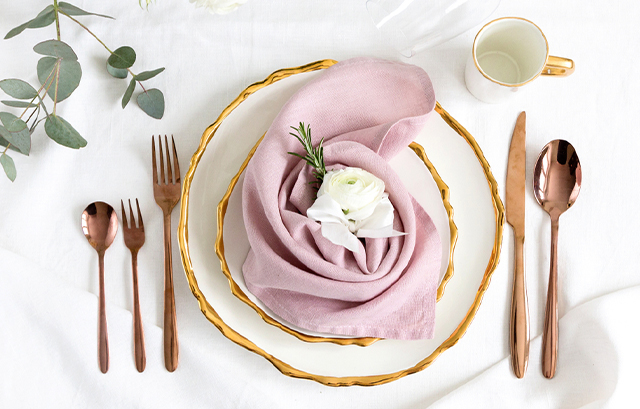 ナプキンリング 梅の花 五弁花 マットゴールド 合金製 電気メッキ加工 結婚式 披露宴 パーティー テーブルコーディネート 新中華風 モダンアジアンテイスト x6ゲストテーブルをより華やかに＊テーブルナプキンの折り方&飾り方「Strawberry」