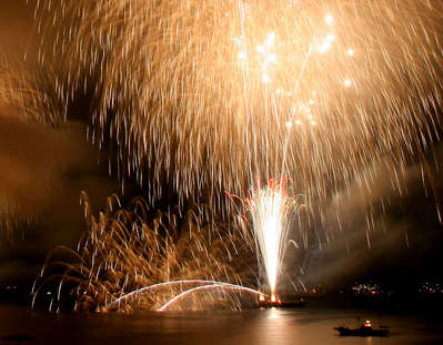 御自愛喫茶が帰ってくる」 8 7 木 は三浦海岸納涼まつり花火大会 この日一晩だけ、御自愛喫茶が復活します🍵 2階の客席から、花火が見えますよ🎆この晩、もったいない食堂はお休みですが おとなりの魚常荘でお食事の販売をしていますので 購入して持ち込んでいただいても