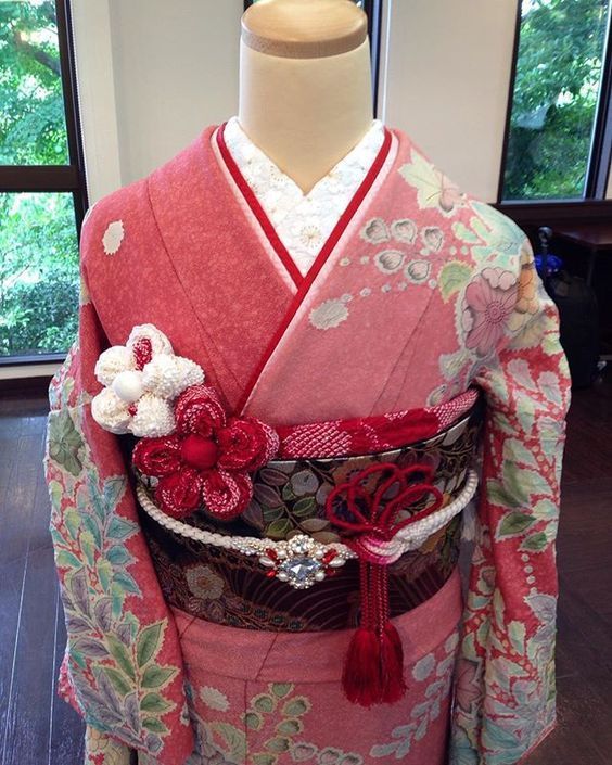 七五三、振袖・袴、浴衣から留袖まで。とっておきのプロの技を伝授！『人に着せる 着付けと帯結び』発売株式会社世界文化ホールディングスのプレスリリース