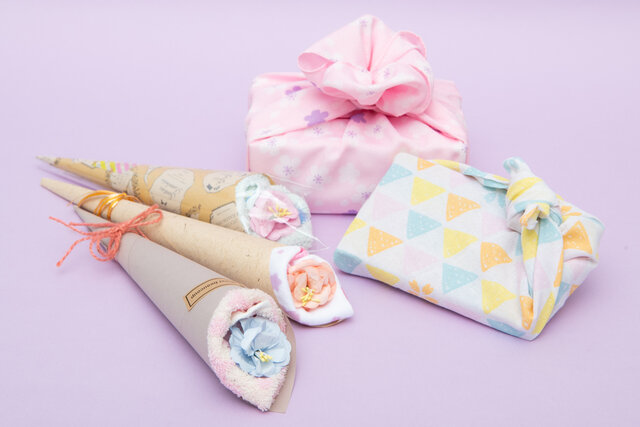 和紙を折って包む「ギフトカード」のラッピング