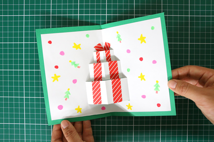 👇詳細はこちら👇『手作りで心を込めて🎨 アートな誕生日カード』, 開くと立体バースデーケーキが出てくる！, 絶対喜ばれる❤ポップアップカードの作り方はこちら🎉, 材料, ◻色紙 , ◻白画用紙, ◻定規、鉛筆, ◻はさみ, ◻のり, ◻カラーペン, ◻綿棒, ◻水,作り方, ①色紙を2つ折りにして、長さが異なる切り込みを3本入れる, ②色紙の切り込みを立ち上げて、同じ大きさの色紙をのりで貼る,