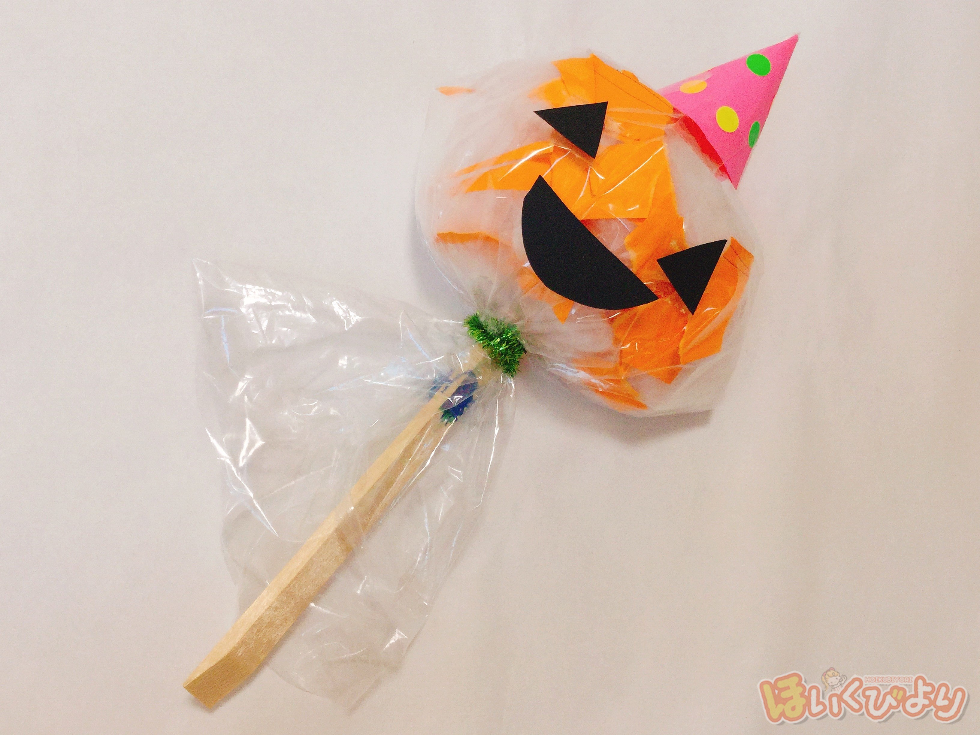 こんばんは🌝 わたこ先生です☆ . 本日は、 2・3歳児向け☆ハロウィン製作のご紹介です🎃👻☆ 指先をたくさん使ってハロウィンおばけを作ります☆. ○材料、製作内容は画像を見てね🙆‍♀️♥︎ ○作り方ページの保育者の準備、援助→保 と記載しております🙆‍♀️ 画像4