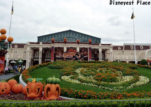 メインエントランスのミッキーの花壇 キャステルCASTEL ディズニー情報