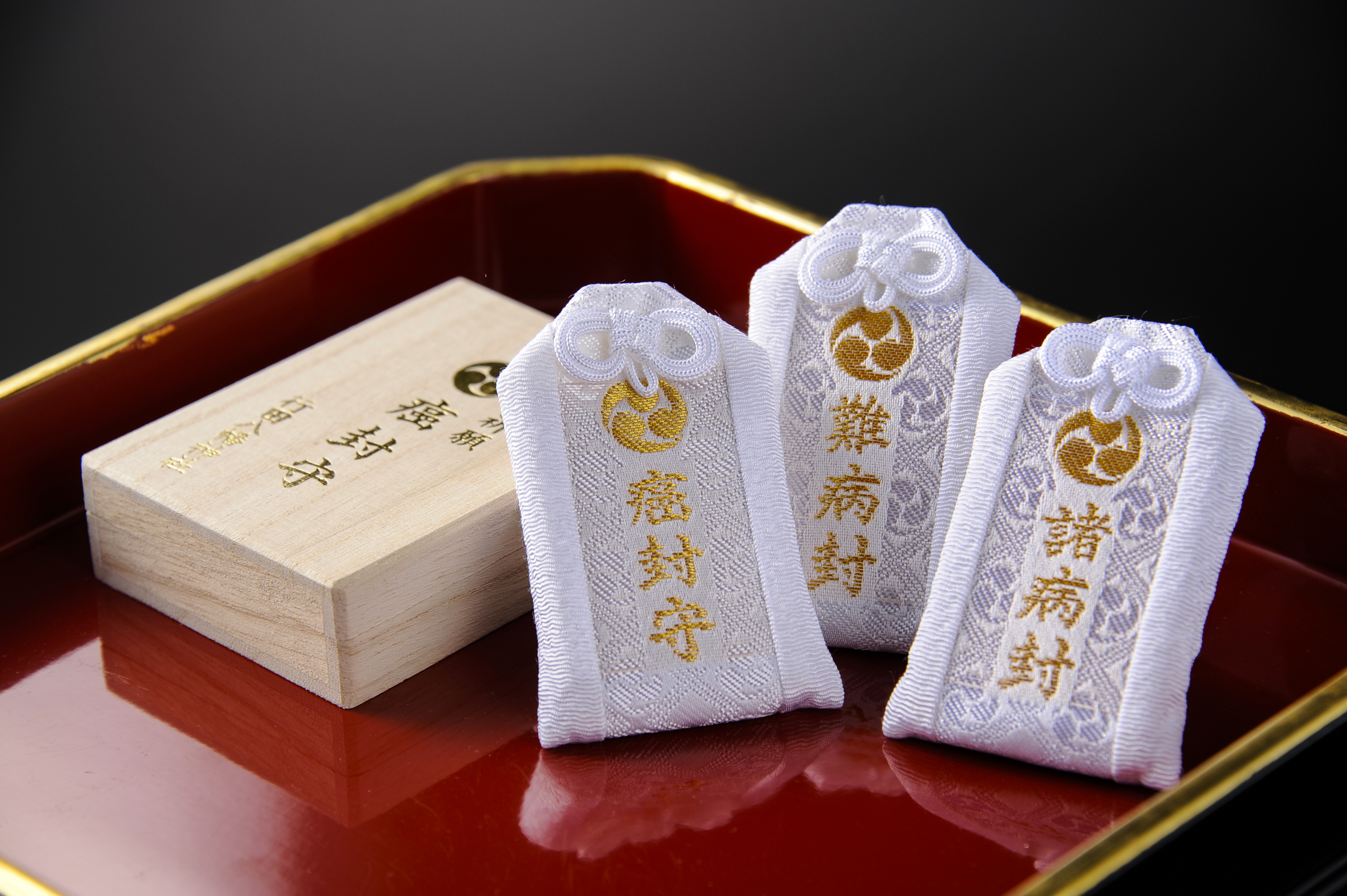 御守りの郵送について 神社では、新型コロナウイルス感染症の影響 により神社へのご参拝が叶わない方への対応 として御守りの郵送を受付しています。 詳しくは 神社ホームページのお知らせ欄をご覧下さい。 尚、お電話による申込は受付しておりませんので、 ご了承ください