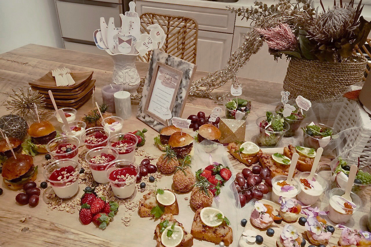 家族で楽しむホームパーティーの飾り付け!お祝い感を演出できる空間スタイリング術マイホームマガジン