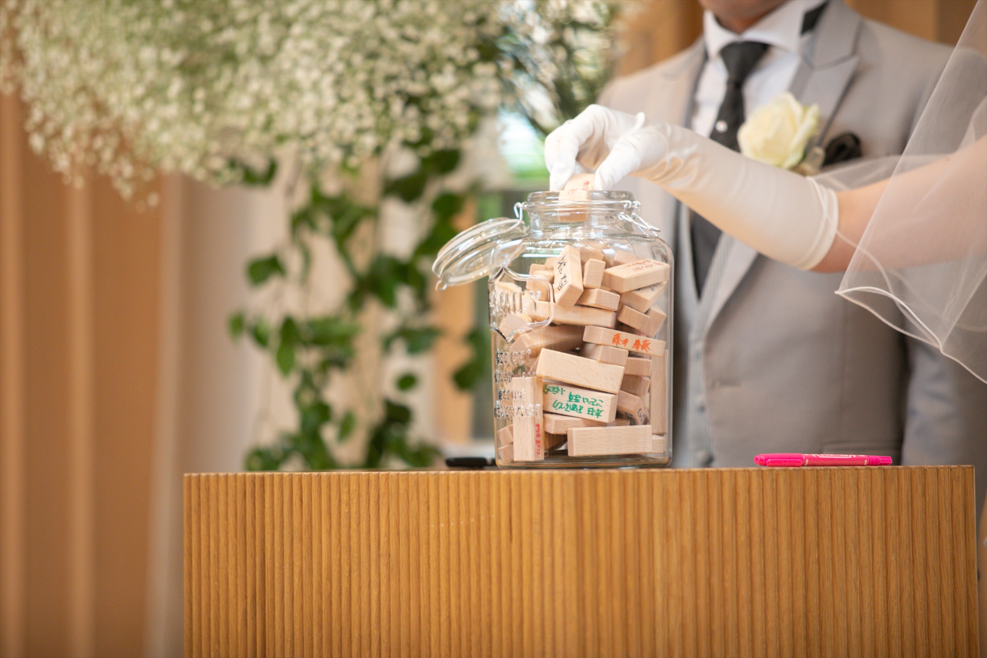 素敵な演出のご紹介です！ 記念になるウェディングジェンガ*゜ ゲストはお二人に向けたメッセージを書いて 瓶の中に入れていきます。最後にお二人がリボンを結んで完成🎀 積み上げる・組み立てるという意味を持つジェンガは 新しい家庭を築いていくお二人にぴったり