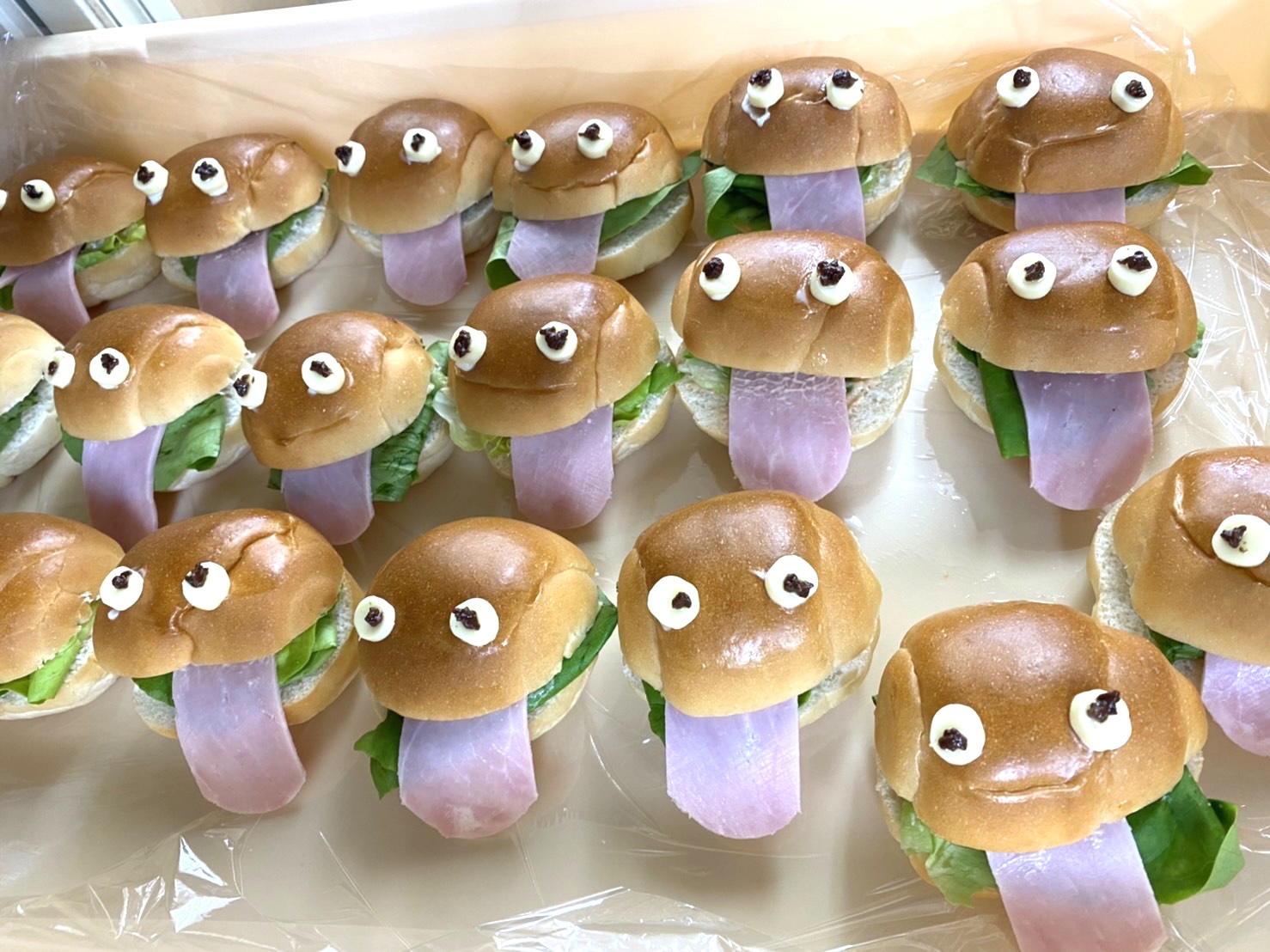 𖤣𖥧𖥣｡レシピあり✎ ハロウィンおやつ👻第1弾⸝⋆⸝⋆ かぼちゃモンブラン🎃 小麦粉、卵なし！ そしてそして！ なんと砂糖使ってません🤗砂糖の代わりにメープルシロップを使って 優しい甘さのおやつに仕上げました 米粉ココアケーキの土台に ちょっと生クリーム絞って