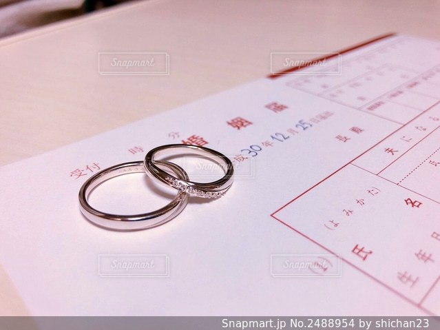 婚姻届の記念写真♪一生に一度の提出日に撮りたい「 入籍しました」のアイデアアンシェウェディング