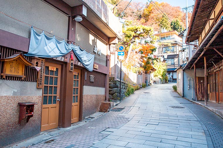 渋温泉 石畳の情緒あふれる温泉街!!千尋の神隠しのモデルといわれる『金具屋』見学とコスパ良口コミ良の人気宿『島屋』さんに宿泊しました。〜part3〜 信州長野3泊4日の旅