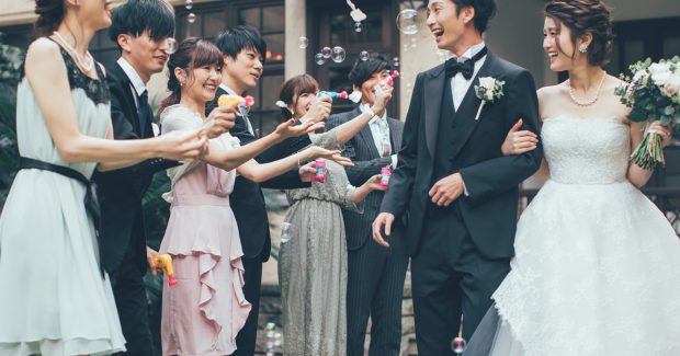 おしゃれ花嫁必見！最旬トレンドは“エフォートレスドレス”人気5選＆結婚式のおすすめコーデトキハナmagazine