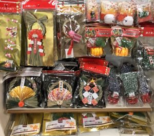 セリアのお正月グッズ2024&2025 正月飾り,お正月用品,おせちの重箱も100円で買えちゃう♪おすすめはおしゃれなリース風しめ縄♪年賀状もポチ袋も百均で決まり♪雪見日和