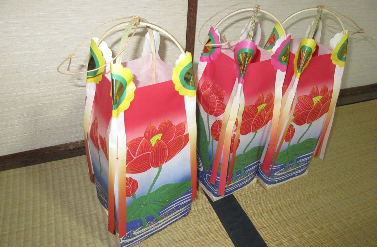 盆灯籠があざやかな、広島のお盆の風景