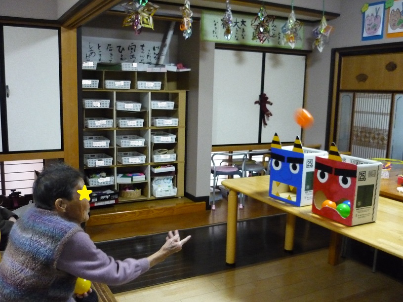 デイサービスセンター 2025年の節分行事は 豆まき大会と劇を行いました😊 劇は「鬼の一目ぼれ物語」！ おじいさんと孫娘、鬼が登場しとても楽しい劇になりました。 豆まき大会では皆さんのパワフルな姿に 職員一同元気をいただきました😆 ありがとうございました😊デイ