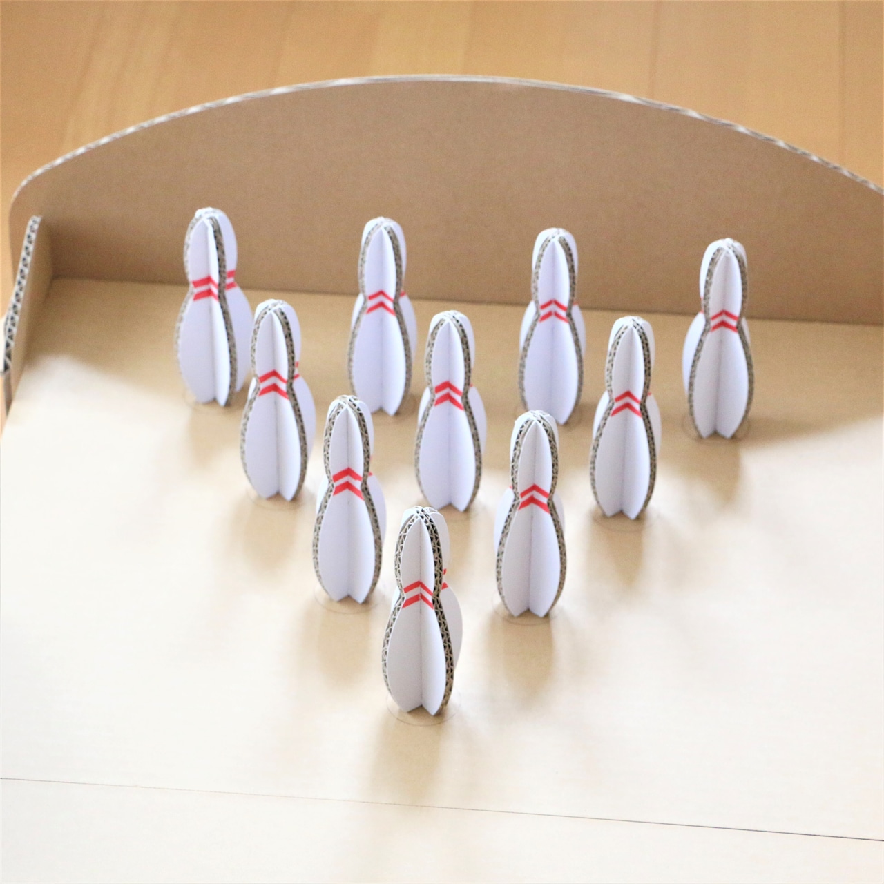 ─ 少しずつじめじめした季節が近付いてきましたね🐌 てなわけで友人のお手伝いで 子供たちが屋内でも遊べるように ペットボトルボウリングのピンを作りました🎳これ、結構盛り上がるらしいです⤴️ カラフルなペットボトル🌈を見てるとついこの順に並べたくなるん