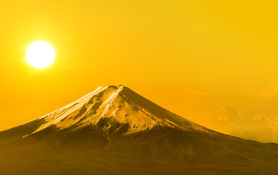年賀状素材 かわいい富士山と初日の出の背景イラストのイラスト素材66984914- PIXTA