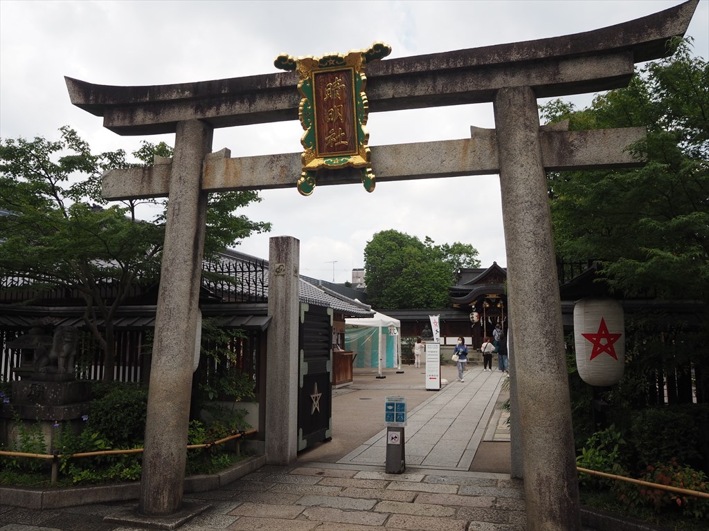 晴明神社１ 桔梗の季節の桔梗紋神も仏もあるもんや