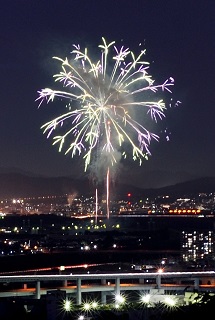 こんにちは！ 枚方市は曇りです☁️ 今日の午後も頑張りましょう💪 昨日は京都競馬場で花火大会があったようです！会場は行けませんでしたが綺麗に見えました🎆