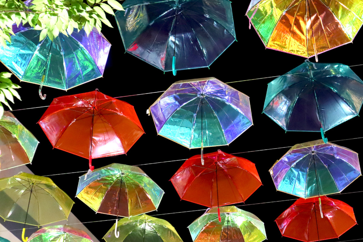 カラフル傘が作る光の影、うずしお見られる淡路島・道の駅にLmaga.jp