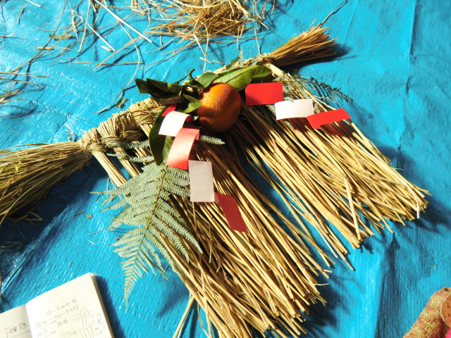 しめ縄作り ～バケツ稲から取れた稲わらを使って～ - ふたき草