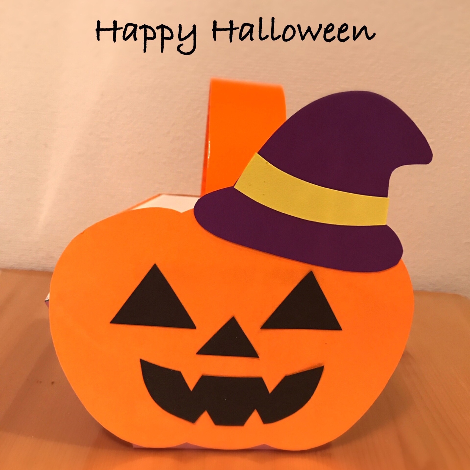 ハロウィンかぼちゃのお菓子入れ カッティングマシンで簡単工作イラストレーター イシグロフミカnowanowanかわいい保育のイラスト・壁面