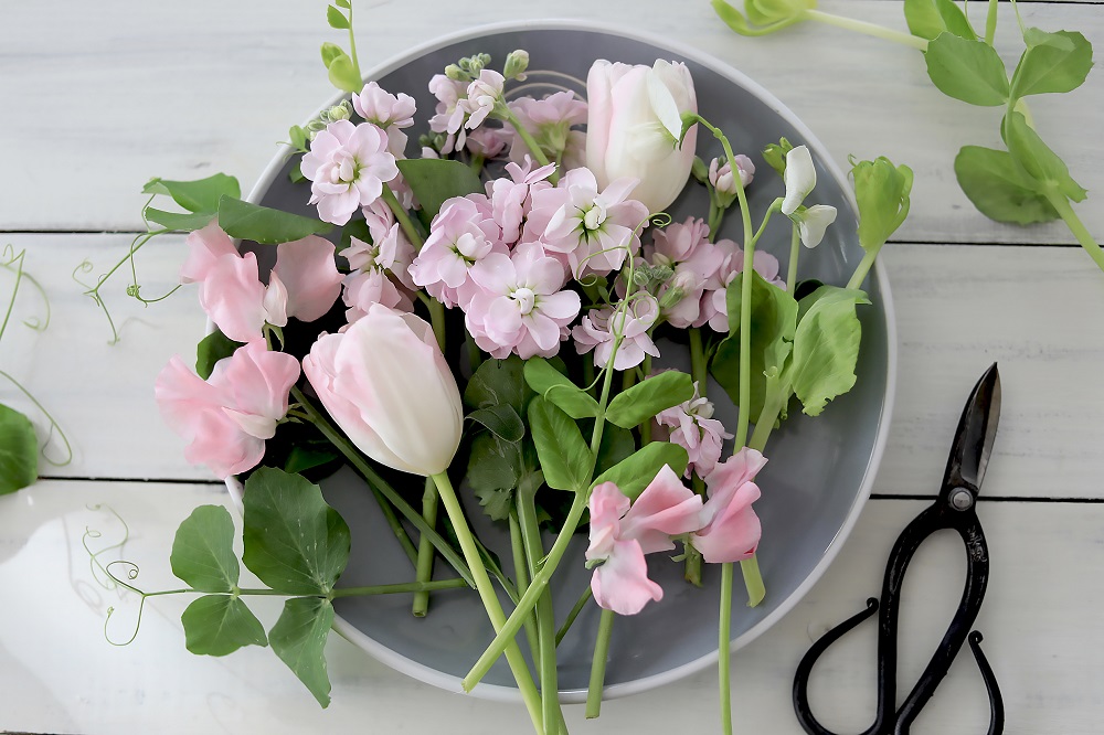 ひな祭りのアレンジメント 桃の花とガーベラ、スイトピーでピンク系にお花選びのコンシェルジュ