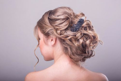 結婚式ロングヘアアレンジ40選♪髪型マナー・簡単アレンジ動画も - IKINAイキナ