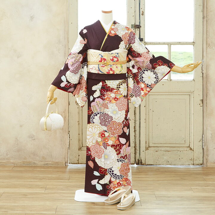 柔和な微笑みを誘う女性の正月着物イラスト・フリー素材なら「シンテリ」