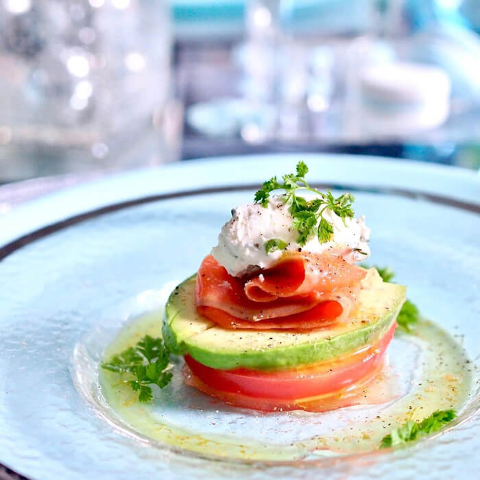 かんたんに作れるクリスマスメニュー 鮮やかなクリスマスリースの盛り付け方 rii- エキスパート - Yahoo!ニュース