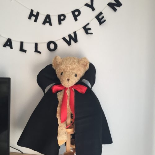 ハロウィンの仮装を手作りしよう！ 5分で完成♪ドラキュラマント気付けばいつも、絵を描いていた