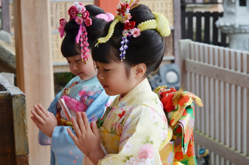 七五三の髪型「桃割れ」とは？特徴やアレンジ、似合う着物まで解説スタジオもなみコラム記事