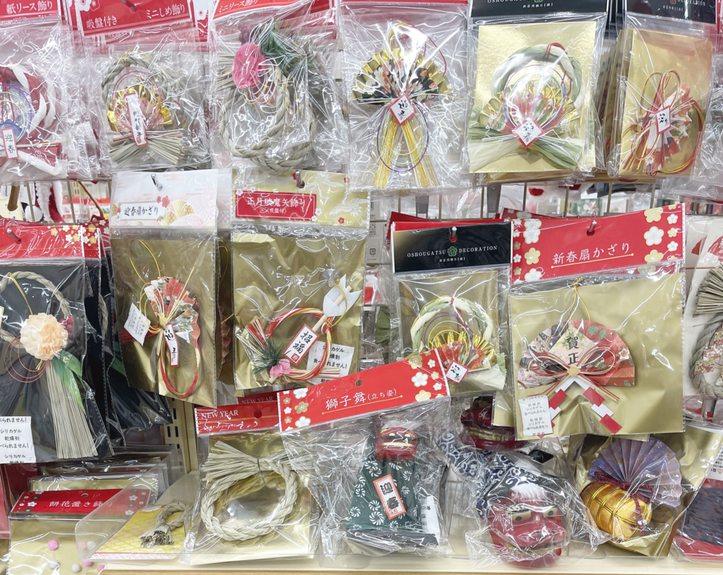 セリアお正月飾り2023グッズ・食器は？用品・シール・商品も！SMILE BREEZE