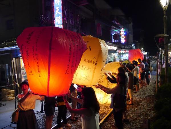 2025台湾ランタンフェスティバルin桃園幻想的な光の祭典と見どころ - 旅するカップル