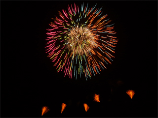 8 5 火 約8000発の花火が上田の空を彩る『第38回信州上田大花火大会』長野県内の煙火業者3社が競演する豪華スターマイン や連続打ち上げ花火など見どころ盛りだくさん 花火大会＆夏祭り特集2025 ＠長野県上田市 – Web-Komachi