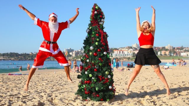 水着でメリークリスマス！ 真夏のビーチから オーストラリア 写真10枚 国際ニュース：AFPBB News